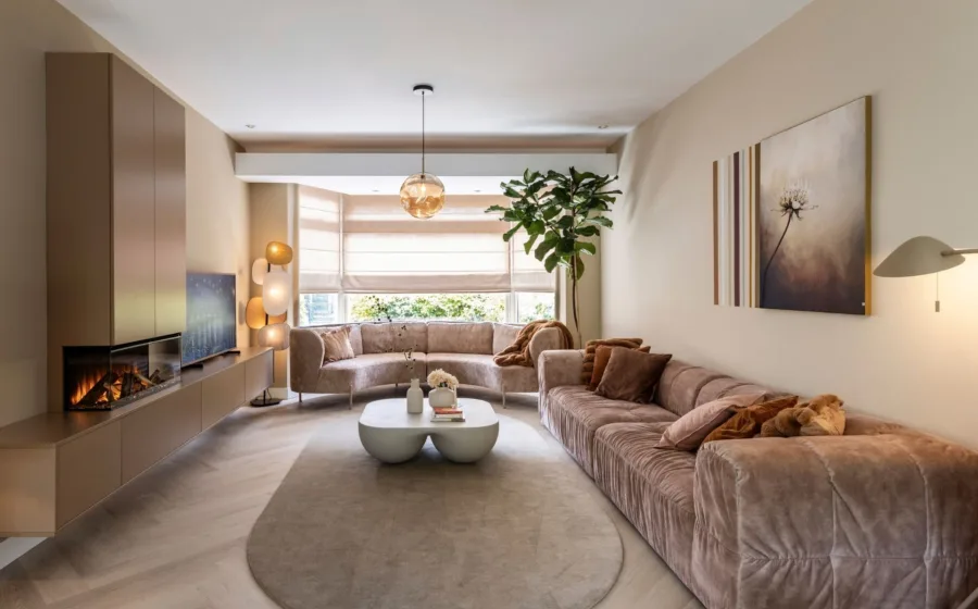 Japandi woonkamer met tv-kast op maat incl. elektrische haard en visgraat EVC-vloer in lichte tint
