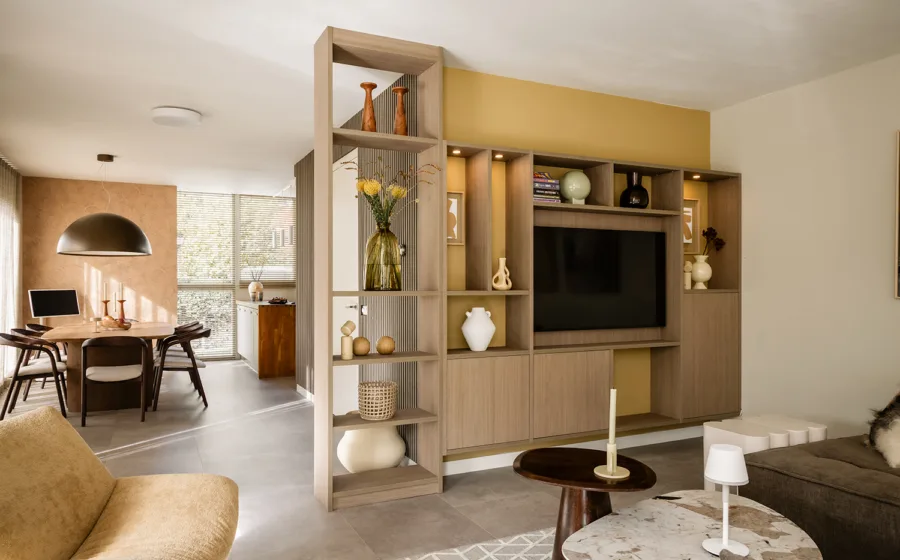 Allure tv-kast op maat met opbergruimte en open vakken, stijlvolle en functionele inrichting voor de woonkamer.