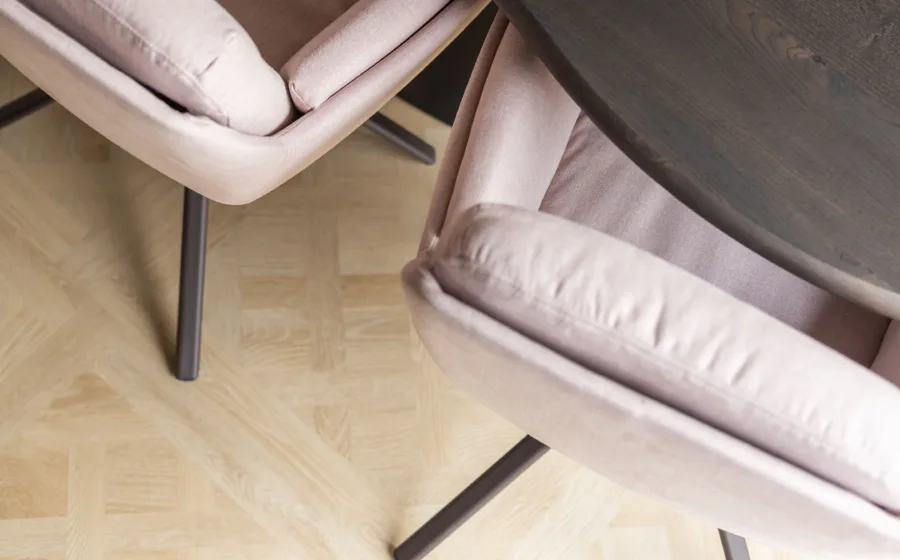 Donkere eettafel met pvcvloer met dessin