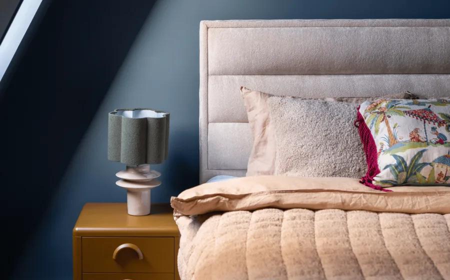 Sfeerfoto van slaapkamer met blauwe muren