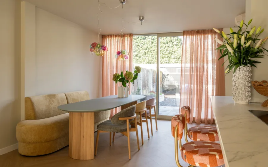 Leefkeuken met grote eettafel, speelse roze accenten en moderne inrichting uit Kopen Zonder Kijken.