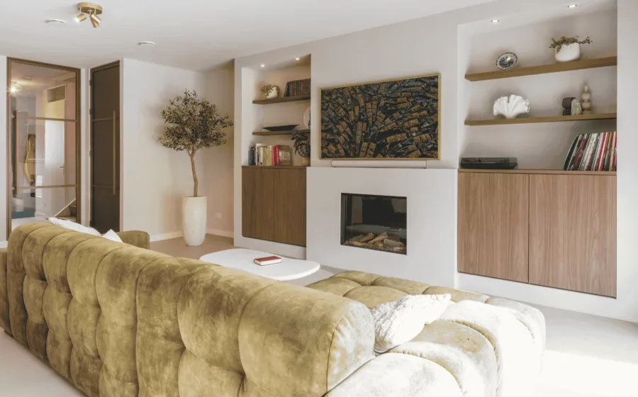 Woonkamer kast in lichte houtlook met nerven