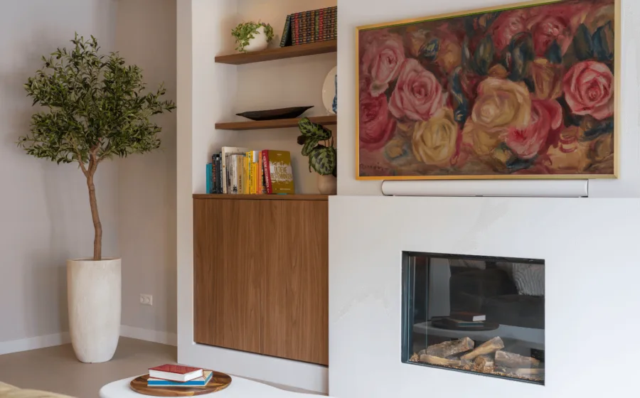 Warm kleurrijke interieur met licht grijze gietvloer en kasten op maat