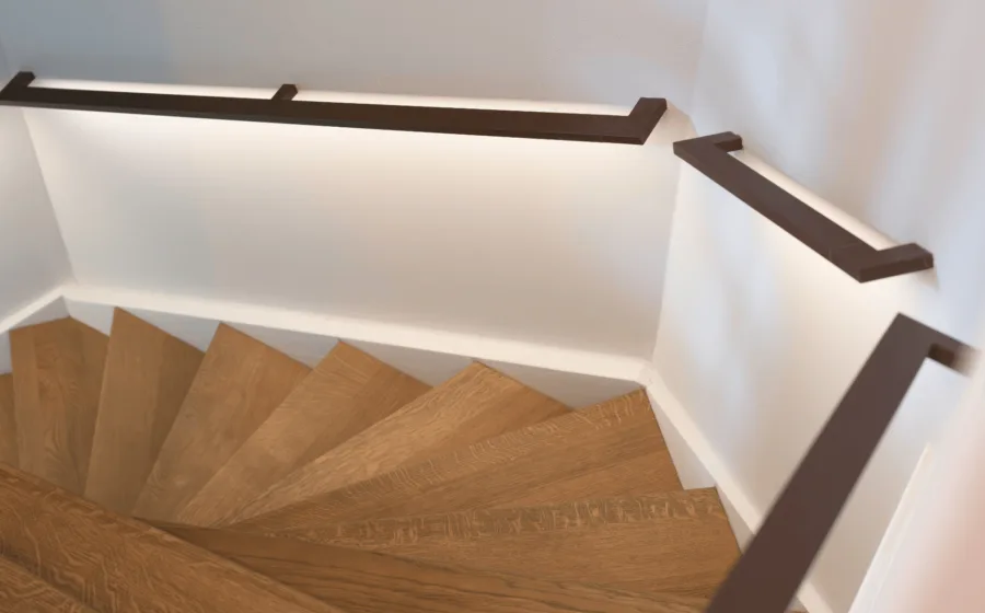 Lichte z-trap met LED-trapleuningen