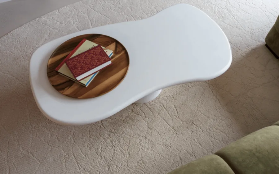 Sfeerfoto van witte organische salon tafel op organisch beige vloerkleed