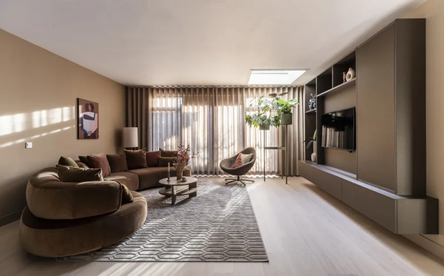 New chic woonkamer met houten vloer en wave inbetweens in bruintint en kast op maat