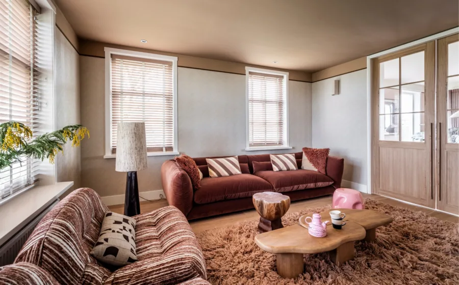 Stijlvolle woonkamer met raamdecoratie op maat.
