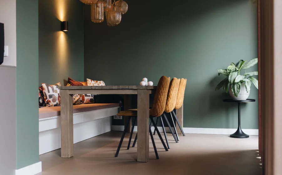 Eettafel met bank en stoelen met groene muur
