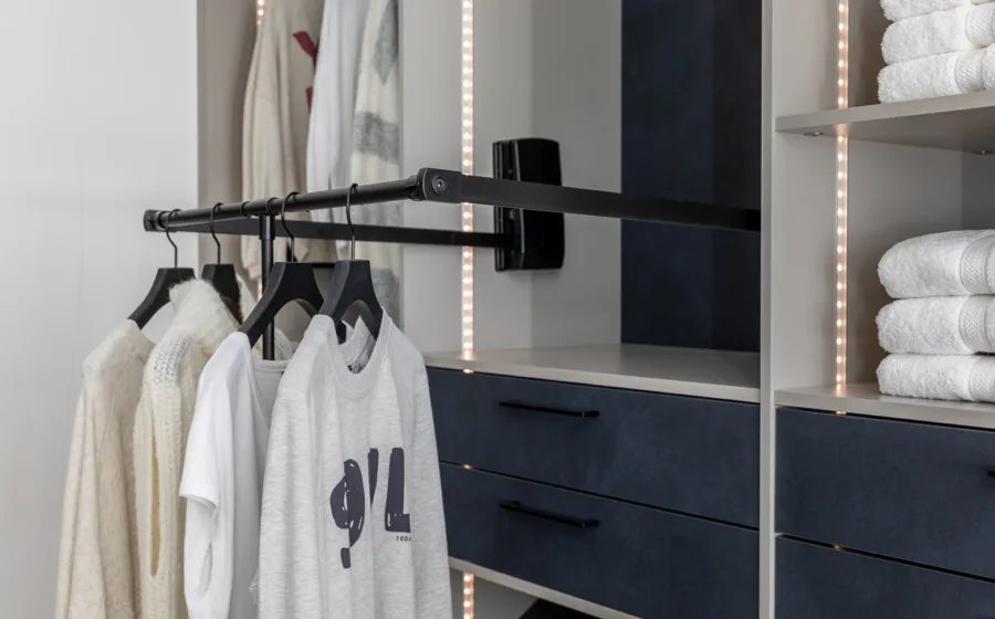 ideeën voor een inloopkast met een uitklapbaar kledingrek