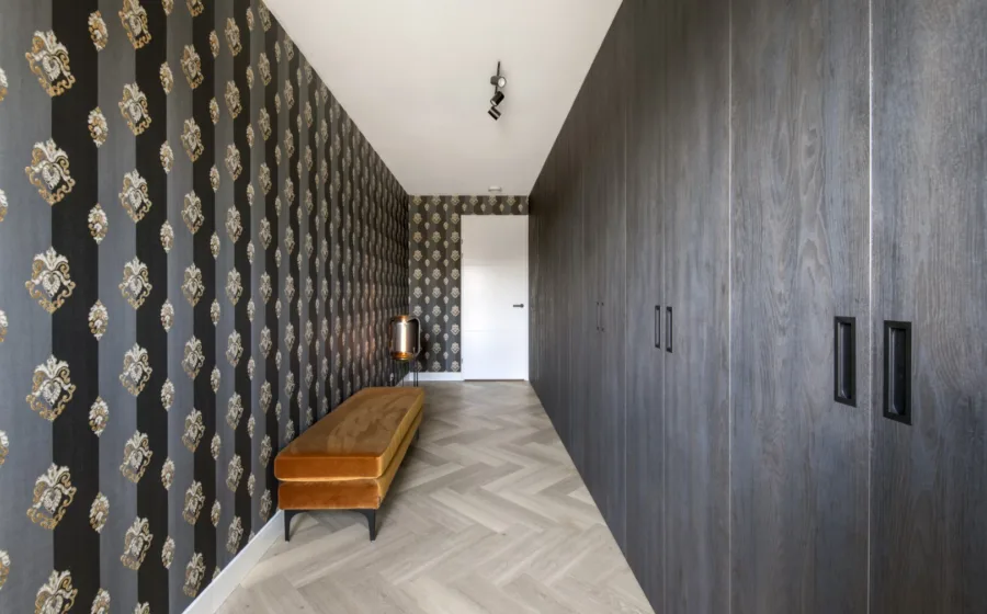 ideeën voor een inloopkast met deuren langs een hele muur van de kamer