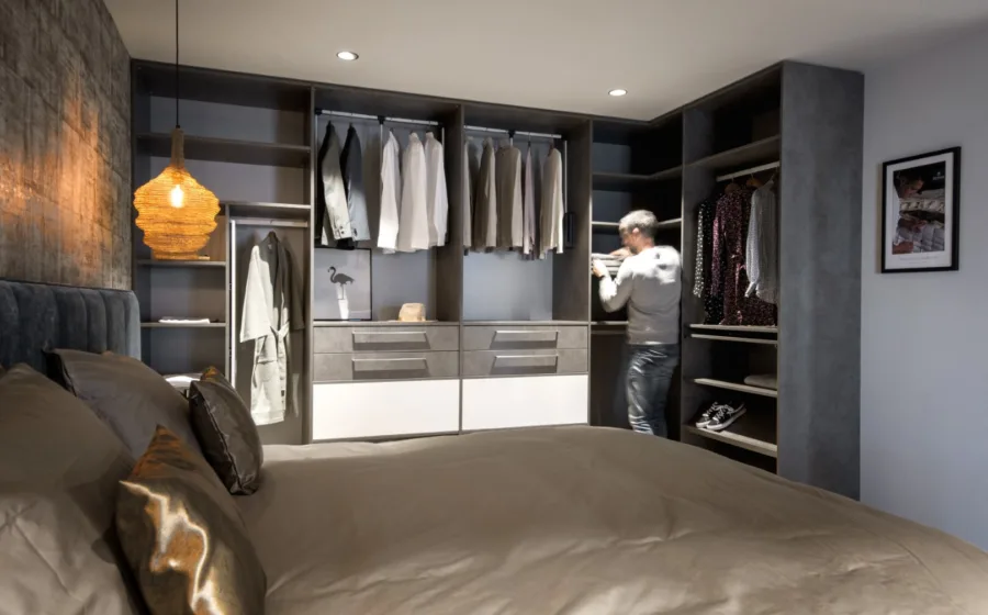 ideeën voor een inloopkast over twee muren van je slaapkamer