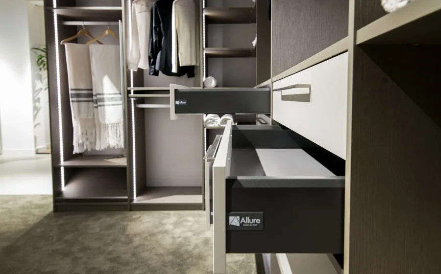 ideeën voor een inloopkast met soft-close laden en glazen deuren