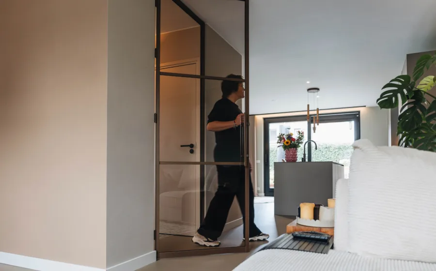 Stalen deur in woonkamer met persoon