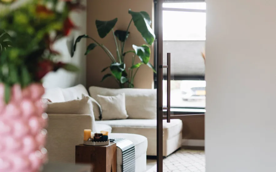 Stalen deur vanuit de keuken