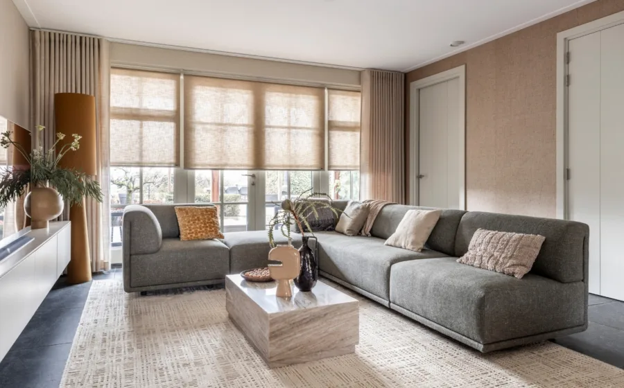 Basic naturel woonkamer met beige rolgordijnen en wavegordijnen