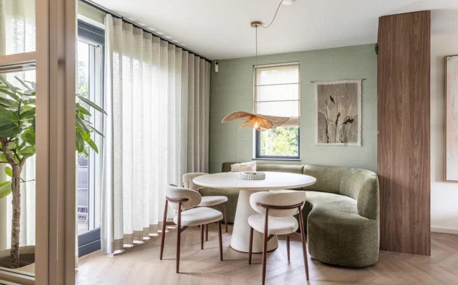 Eettafel wit met groene bank Oudewater