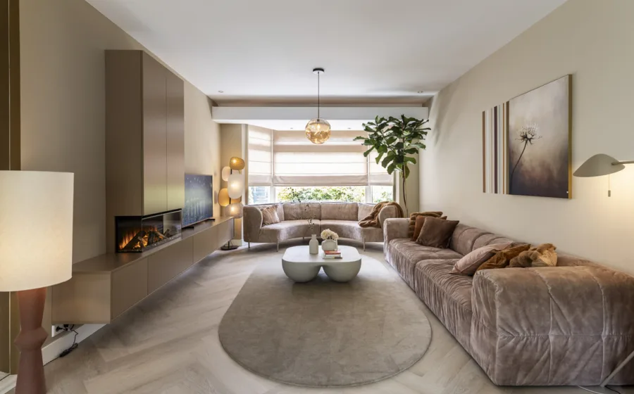 Woonkamer roze bank met kast op maat in Arnhem