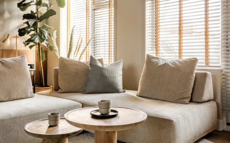 Basic naturel woonkamer met houten lindura vloer, houten jaloezieën