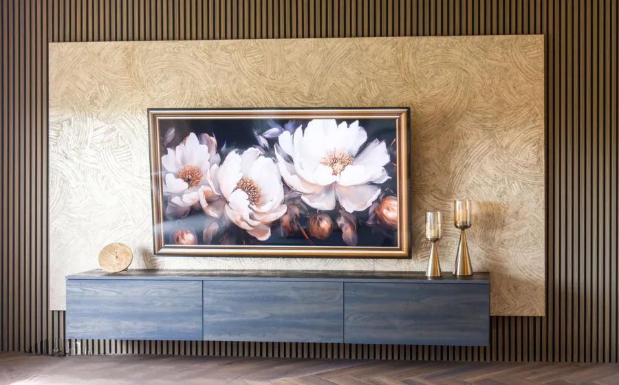 hotel chic woonkamer met beige behang, bruine houten wandpanelen en zwarte tv-kast op maat