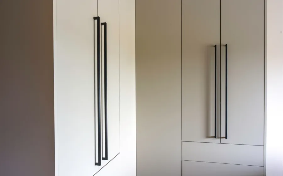 Grijze kledingkast op maat gemaakt