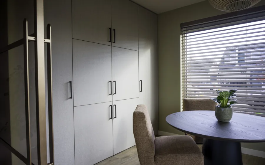 Kamer met kast op maat tot onder het plafond