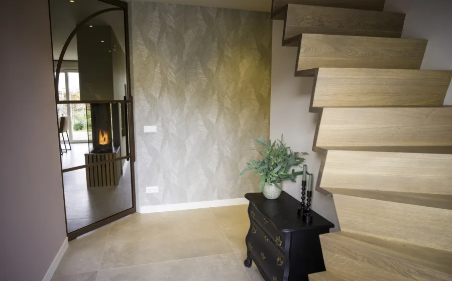 Hal met houten z-trap en bronzen stalen deuren