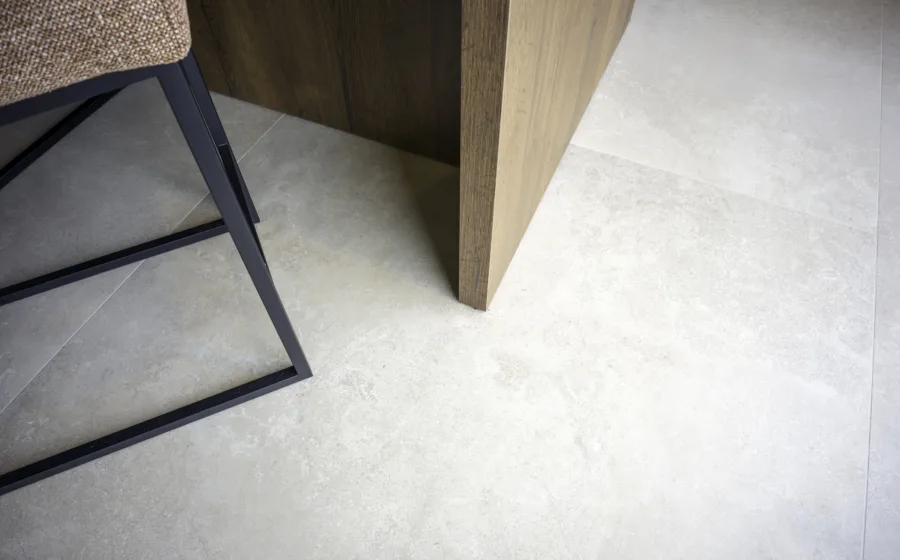 Detail van keramische tegelvloer met natuurlijke steenlook