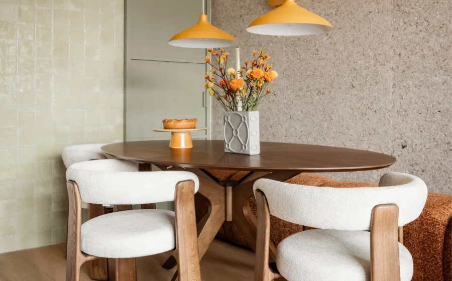 Warm kleurrijke eethoek met lichte pvc-vloer