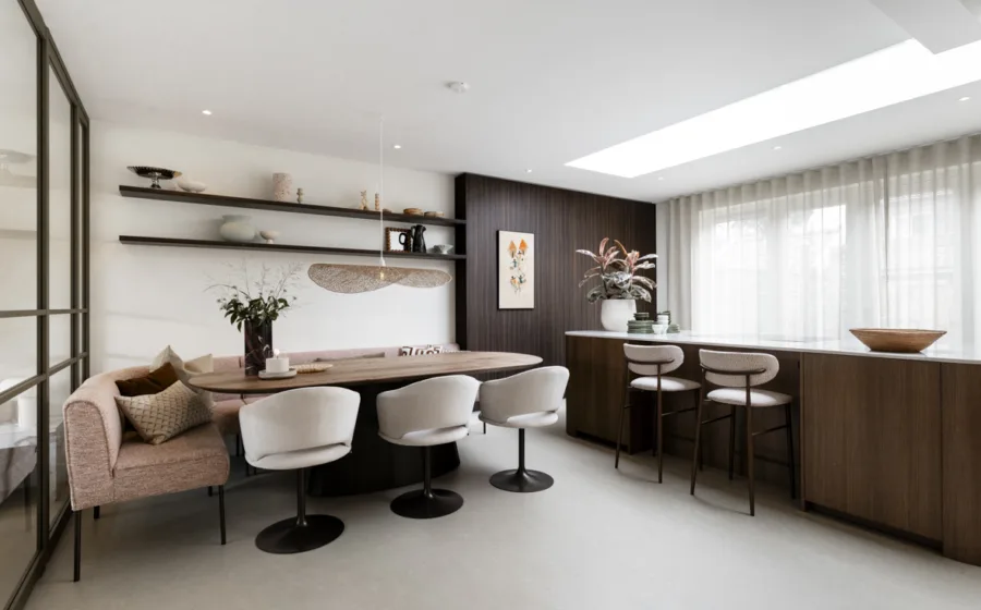 Moderne eetkamer met stalen deuren, houten tafel en lichtgrijze stoelen