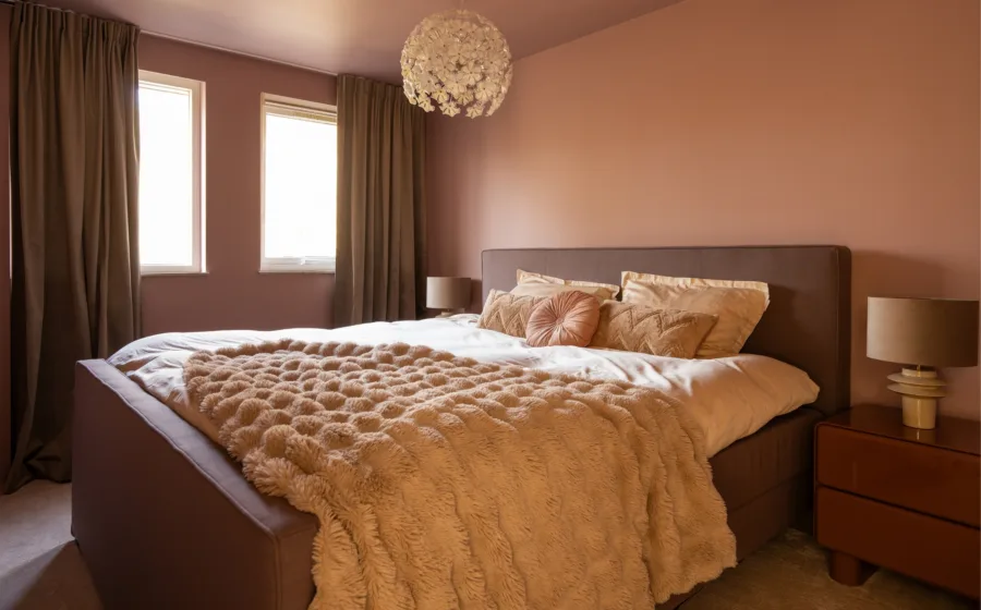 New chic slaapkamer met beige tapijt vloer en bruine overgordijnen