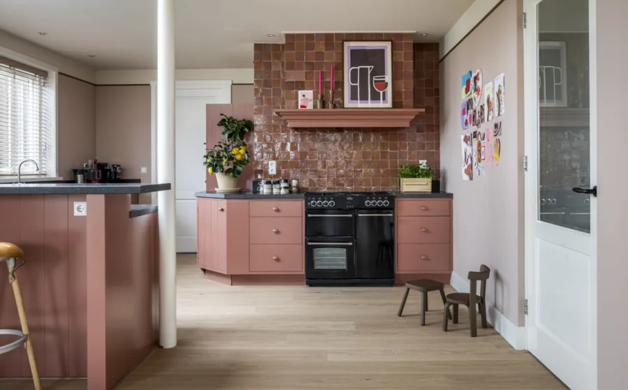 Open keuken met eetbar en houtlook pvc vloer