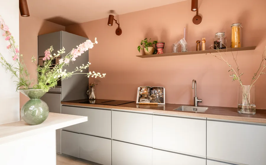 Jaren ’30-woning met warme kleuren en karakteristieke details.