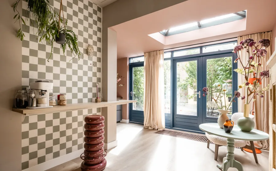 Sfeervol interieur waarin verschillende woonstijlen samenkomen.