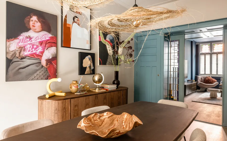 Eclectische eetkamer met groene tinten, hout en kleurrijke accessoires