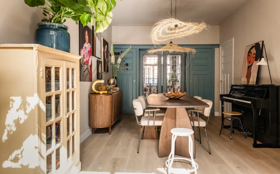 Kleurrijk interieur met vintage meubels en opvallende kunst.