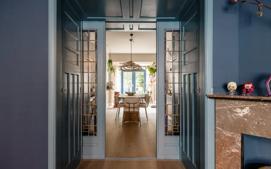 Kleurrijk interieur met vintage meubels en opvallende kunst.