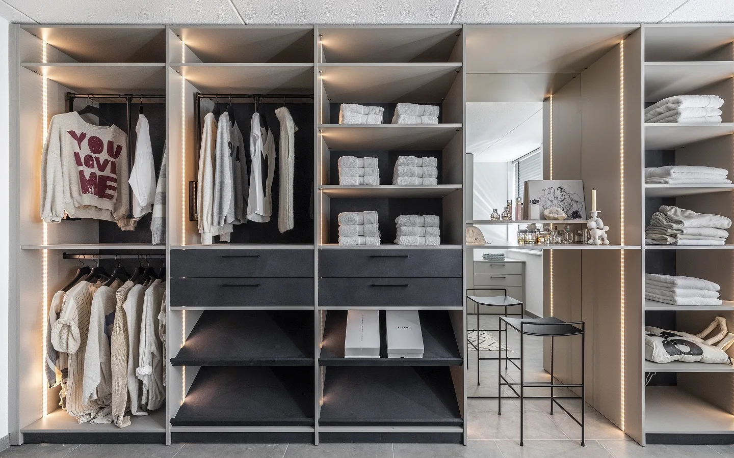 Grote inloopkast met hangplek, lades en open vakken plus ledverlichting in de kast