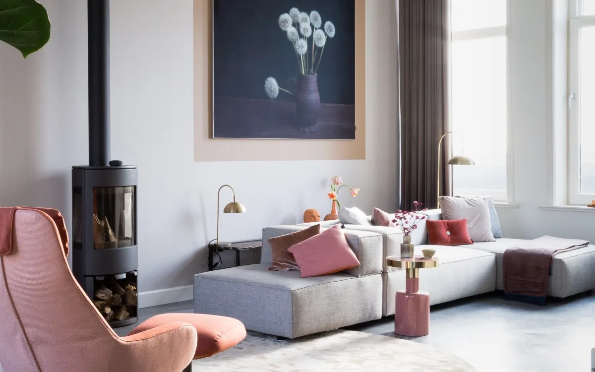 Tijdloze klassieke woonstijl met roze accessoires