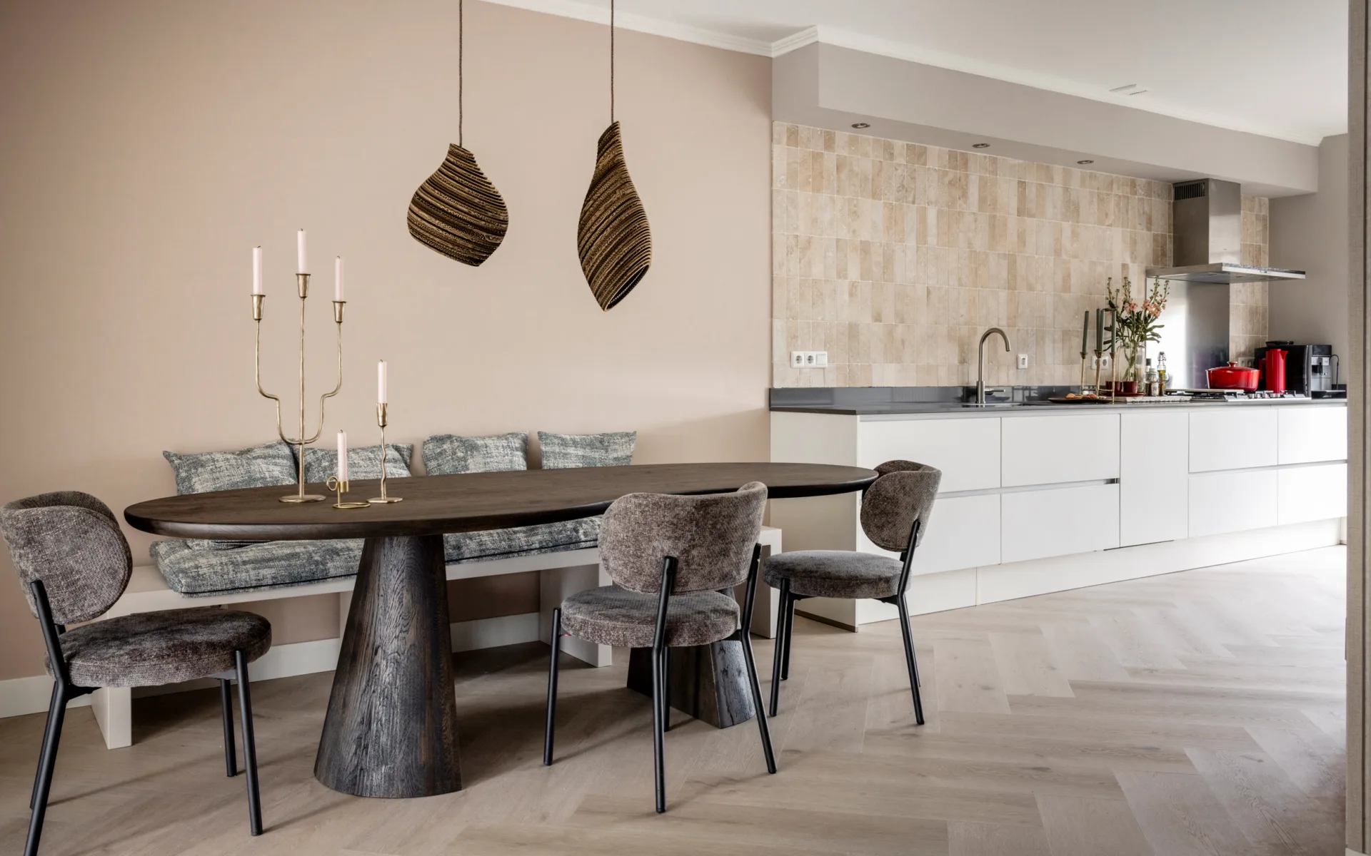 Keuken met visgraat pvc met vloerverwarming: vtwonen interieur met Aanhuis.nl voorjaar 2024