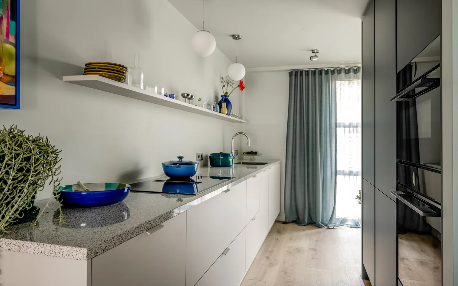 Keuken met groot raam met overgordijnen op maat.