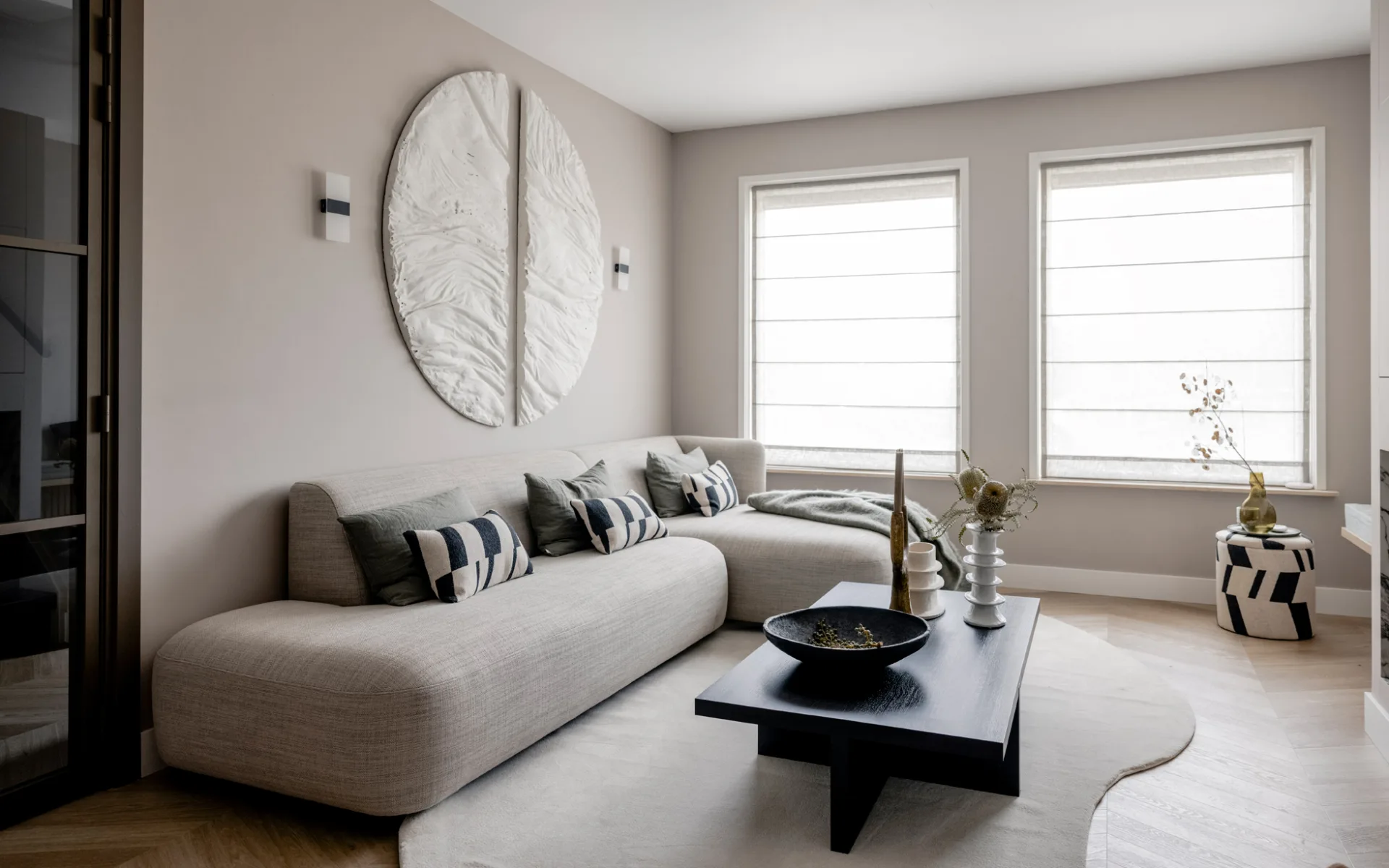 Elegante, witte vouwgordijnen die het zonlicht zacht filteren in een moderne woonkamer.