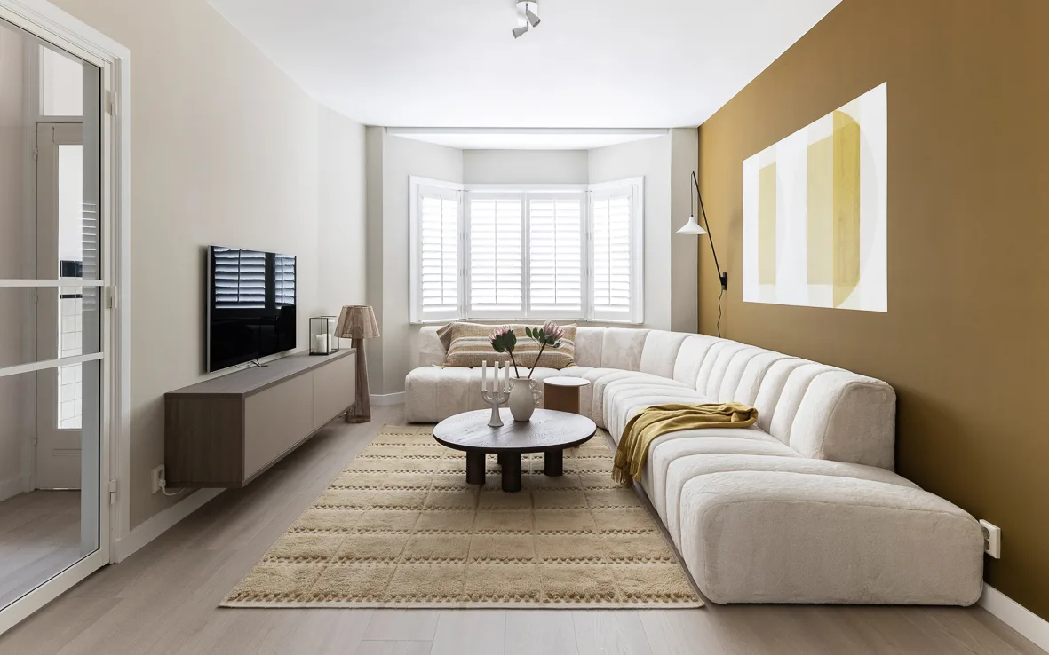 Basic naturel woonstijl met witte shutters en een pvc-vloer in de woonkamer