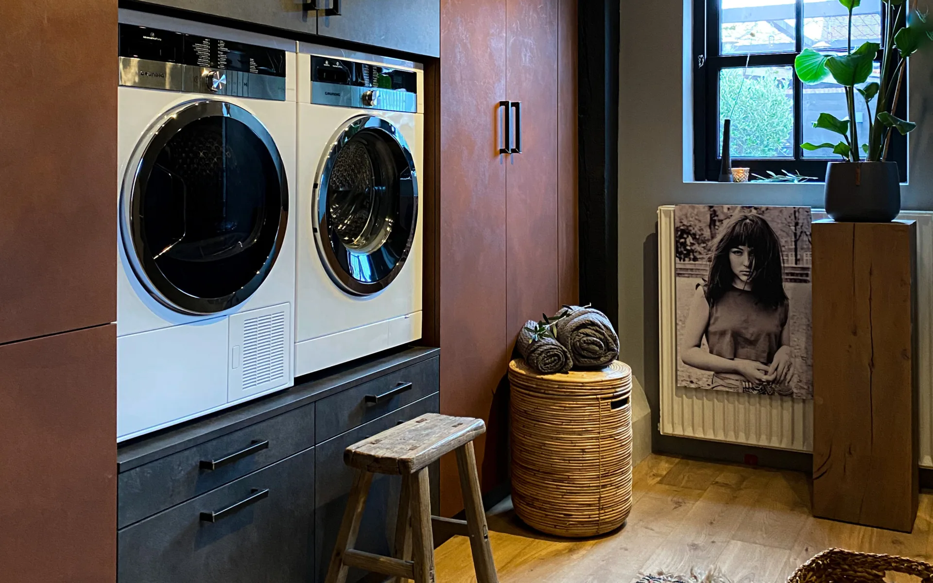 Wasmachinekast op maat in grijs en roest tinten