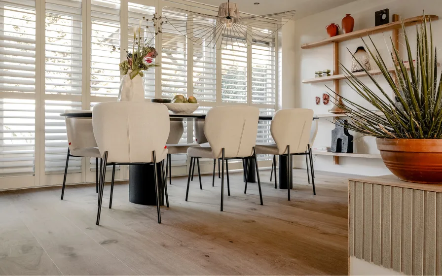 Lichte parketvloer van Lindura in de eetkamer