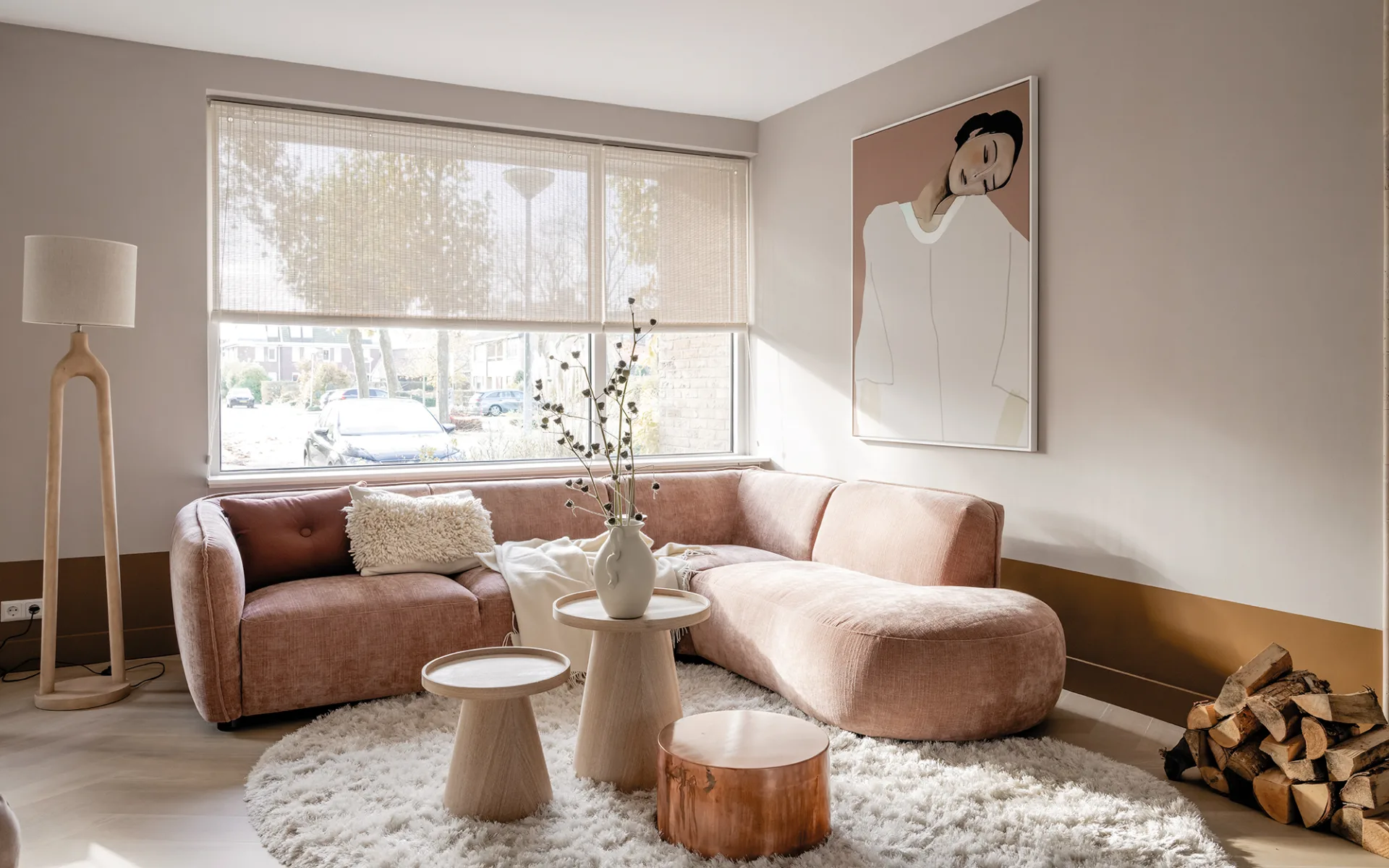 Woonkamer in Japandi woonstijl met beige kleuren en warme tinten