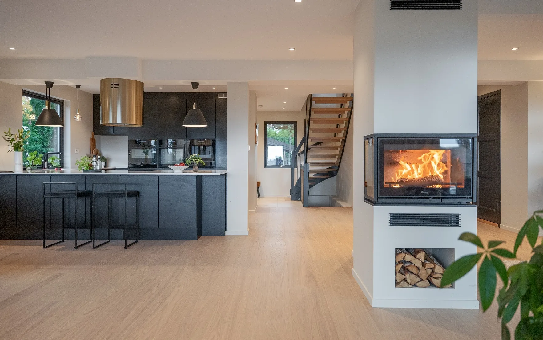 Sfeervolle keuken met duurzame Bjelin Woodura houten vloer