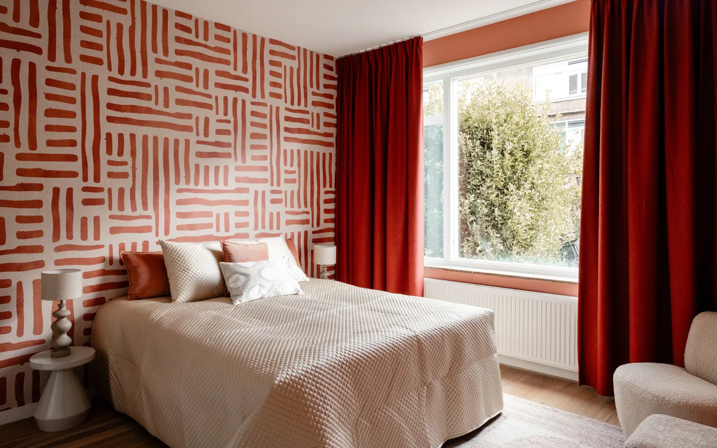 Kopen of slopen - rode gordijnen in slaapkamer met retro behang