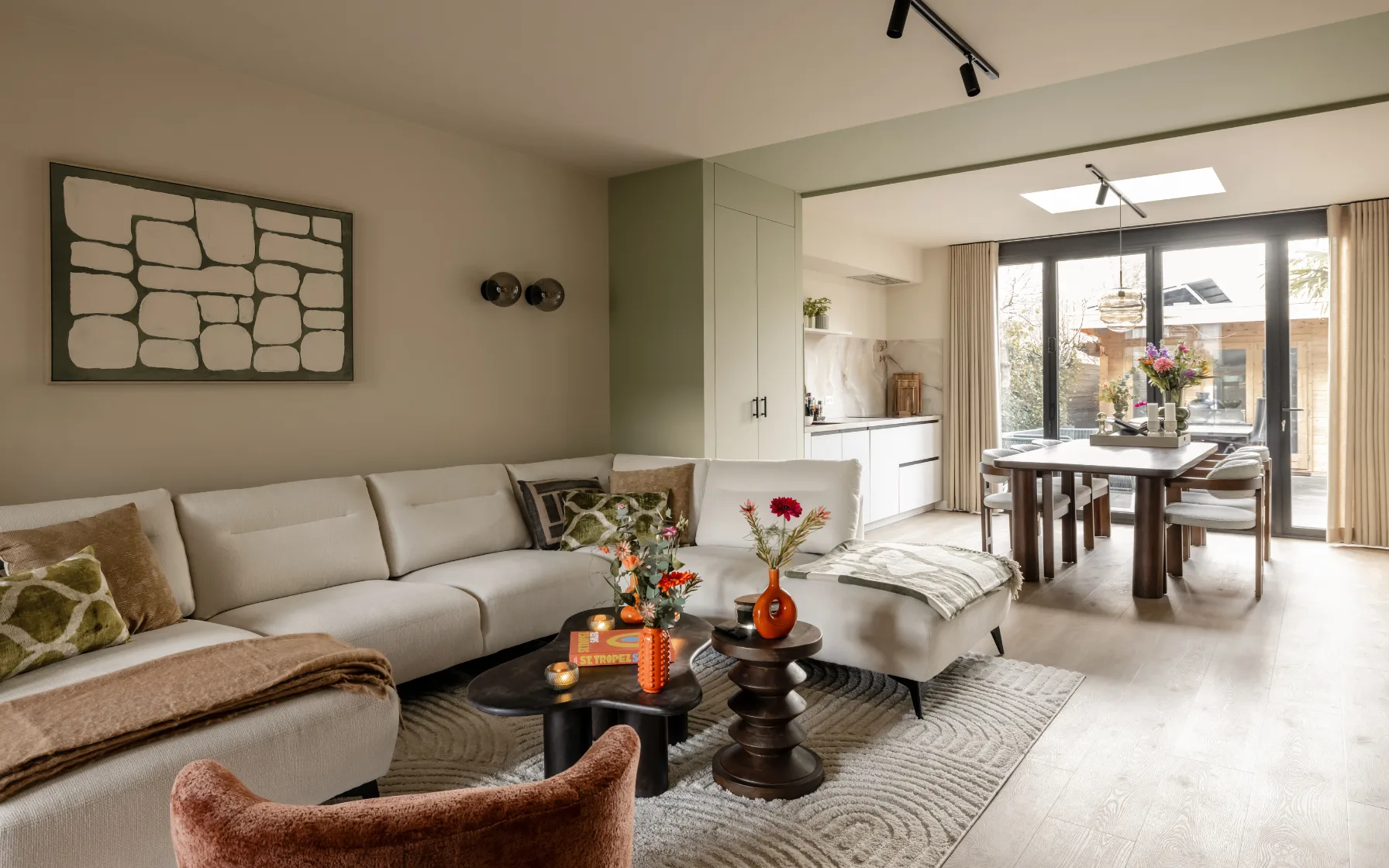 Sfeerfoto van Botanische groen woonkamer met pvc vloer en wavegordijnen