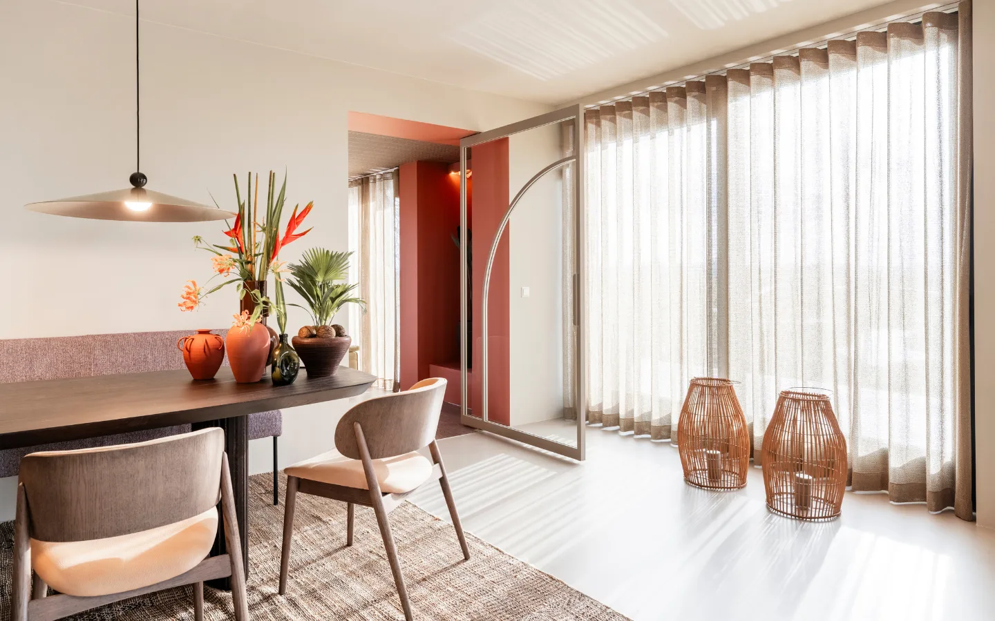 Warm kleurrijk eethoek met zandkleurige wavegordijnen