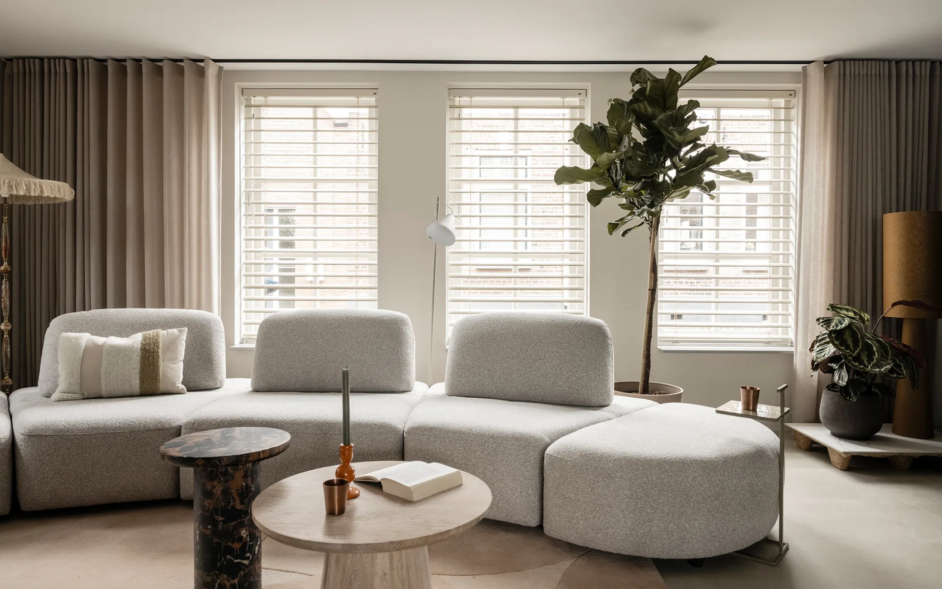 Luxaflex® megview jaloezieën in een basic naturel woonkamer met wavegordijnen